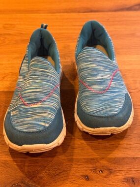 Danskin Now Girls Size 2 Blue Slip On Sneakers Lightweight Walking Shoes